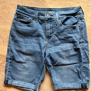 Levi’s Signature modern Bermuda shorts. Size 8.